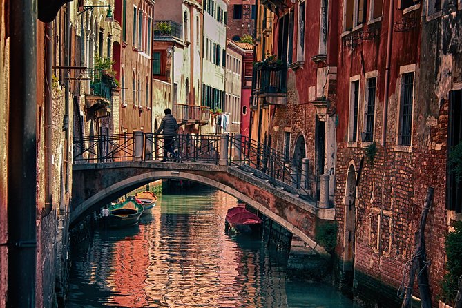 3 Hours Venice walking tour - Ponte dei Sospiri: white Istrian stone in 1602