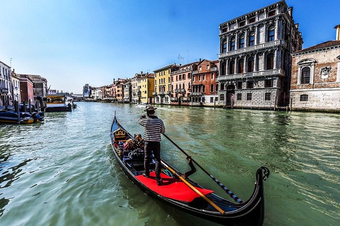 30-min Private Gondola Ride for up to 5 people - The 30-minute route: La Fenice, Salute, and Dogana’s Palla d’Oro