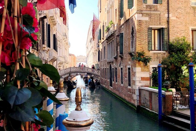 30-min Private Gondola Ride for up to 5 people - Timing matters: mid-morning peace versus midday crowding