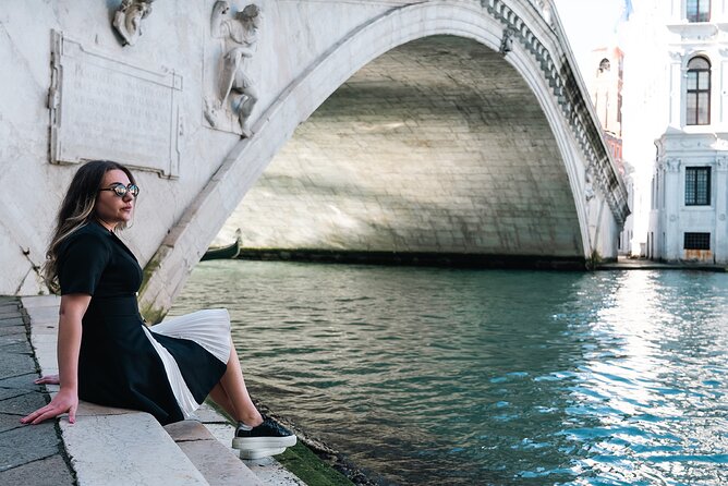 30-Minutes Snap Session – Quick and Timeless Venice Photos - The Posing Style: Natural Movements and Candid Direction