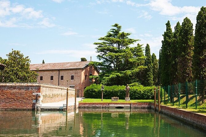 4 hours Private Boat Tour to Murano, Burano with local real guide - Murano Stop: Furnace Views, Glass Making, and Shop Time