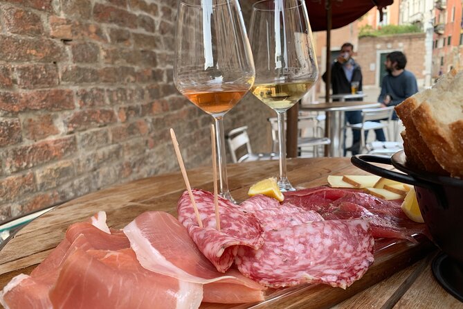 A Venetian Evening: Wine Tasting and Cicchetti with a Local Guide - Dorsoduro’s Side Streets: The Main Walk and the Real Eating Angle