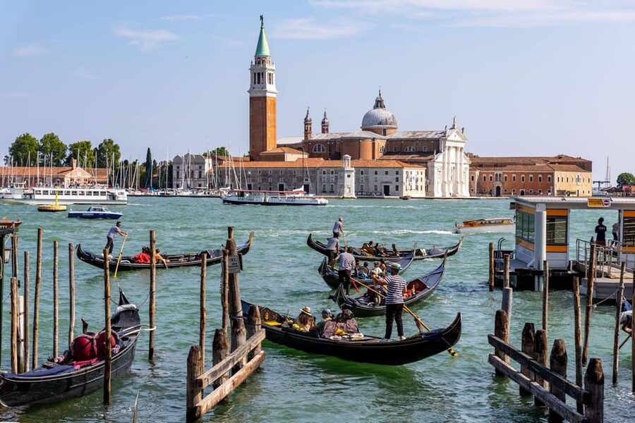 Chioggia-Venice: Day&Night Boat Transfer Round-Trip or 1-Way - Comfort on board: shoes, weather, dogs, and the shared group