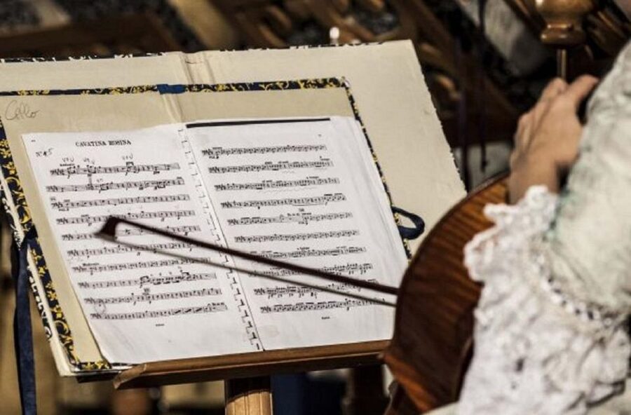 Cicchetti & Concert in Venice - From bàcaro to a 16th-century Scuola Grande: the “walk-and-switch-rooms” effect