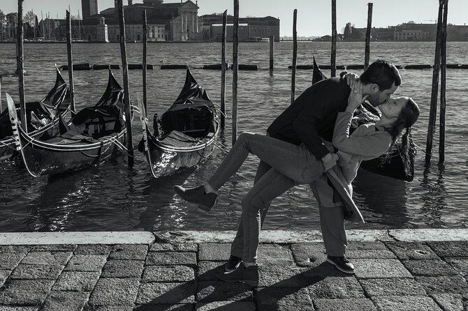 Cinematic Photoshoot in Venice: Capture Venice Hidden Gems - Rialto Market: color, everyday life, and expressive faces