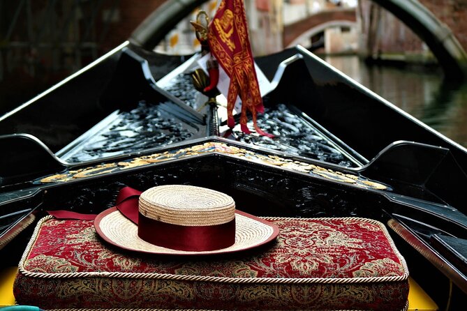 Crafted Gondola Ride under Breathtaking Bridge of Sighs™ - The 45-minute rhythm: Intro, VR, then the canal glide