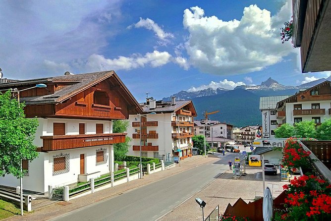 Dolomites Private Tour from Venice - Stop 1: Lago di Misurina for Mountain-Lake Views