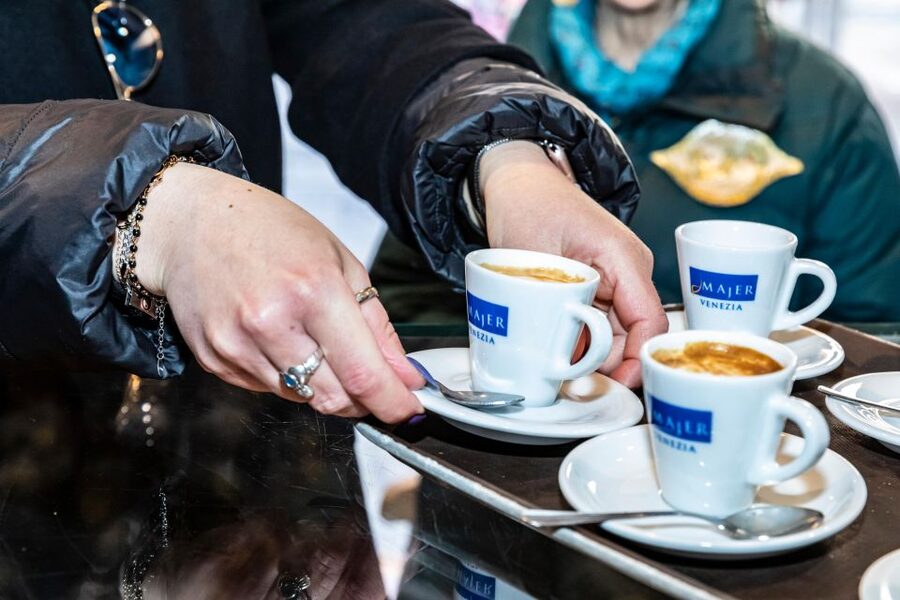 Eating Venice: Offbeat Food & Drinks Tour - Organization and group dynamics: small group size, but not always couple-friendly