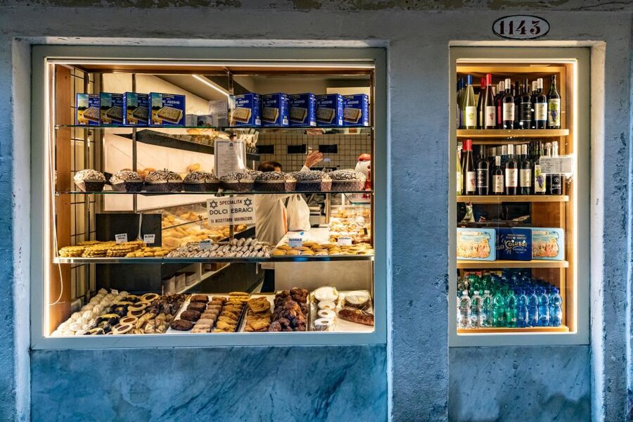 Eating Venice: Offbeat Food & Drinks Tour - The main dish in a trattoria: where the tour shifts from snacks to a meal