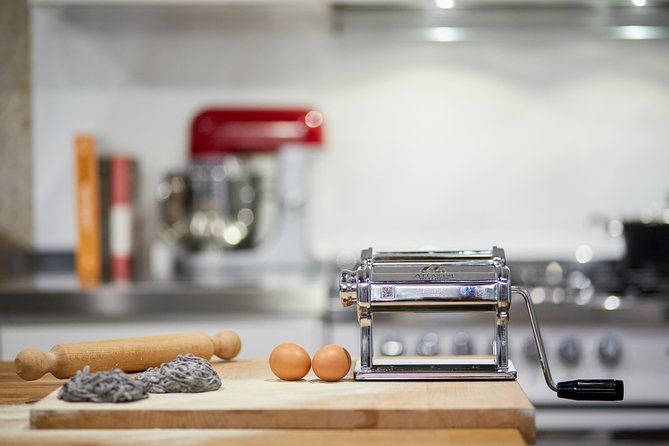 Exclusive cooking experience with a Venetian Chef: cichetti cooking class - Private group format: why that matters in a small-city setting