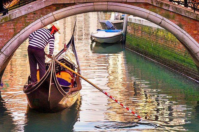 Explore the Canals on an Authentic Gondola Tour Venetian Dreams - Entering Venice by water: why 30 minutes matters