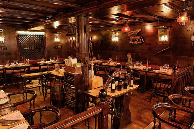 Four-course Food & Wine Pairing Elegant Dinner in Venice - Summer courtyard vs winter sailing-vessel interior