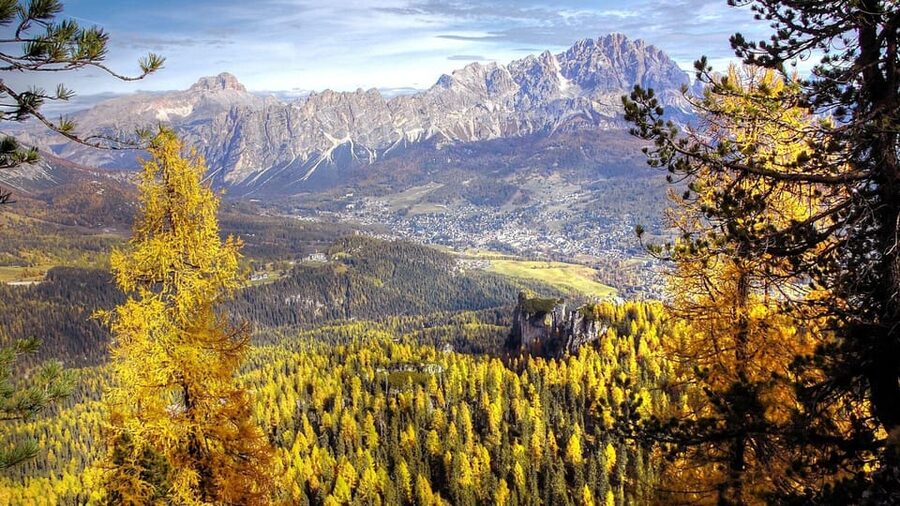 From Venice and Treviso: Dolomites Day Tour - Cortina d’Ampezzo: use the 1.5 hours wisely