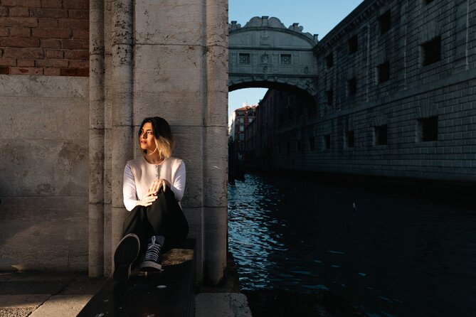 Glam photoshoot in hidden Venice! (up to 4) - Between stops: two quiet “on the way to Rialto” scenes