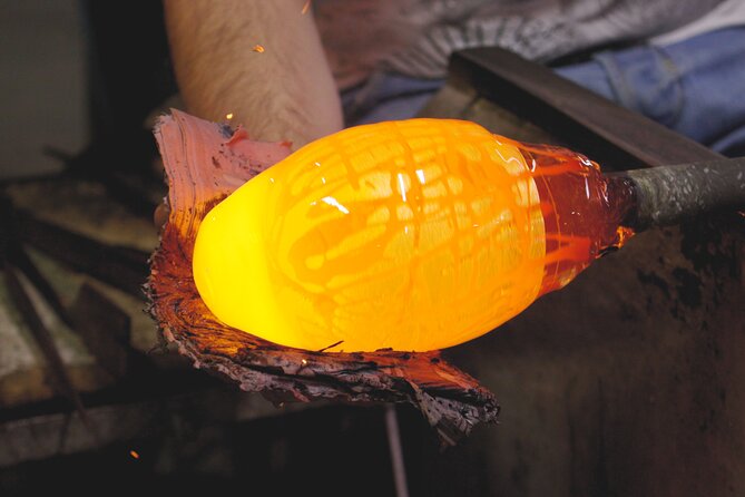 Glass Blowing Experience with Glass Master - The try-out: what you really do with your hands