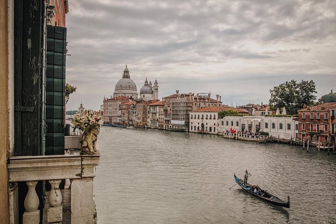 Gondola Ride and Aperitif in a Venetian Palace - The Canal Grande gondola ride: 30 minutes that still feels like Venice