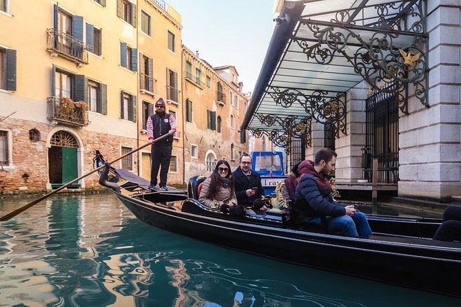 Grand Canal Gondola Experience with Live Commentary™ - VR Gondola Gallery: cool when it works, not worth stress