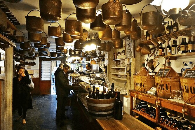Guided Small Group Kickstart Food Tour of Venice - San Giacomo di Rialto and Ponte di Rialto: old streets meet big views