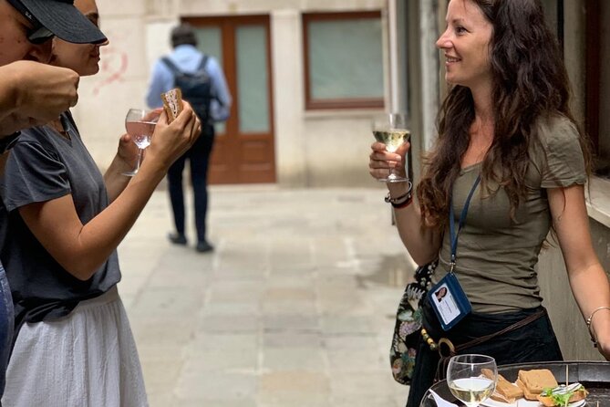 Guided Small Group Kickstart Food Tour of Venice - Campo San Bartolomeo’s hidden-courtyard prosecco stop