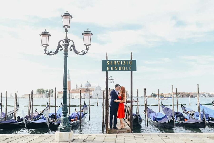 LAND & GONDOLA PHOTOSHOOTING - Piazza San Marco, Teatro La Fenice, and Rialto: the three-photo mindset