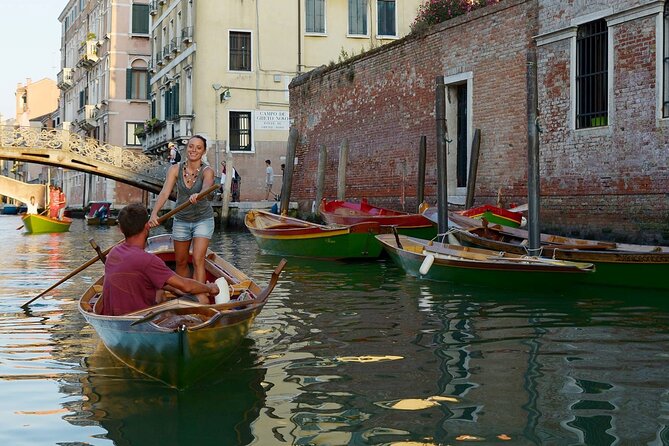 Learn to Row in the Venice Canals - The lesson itself: technique, forcola talk, and real canal practice