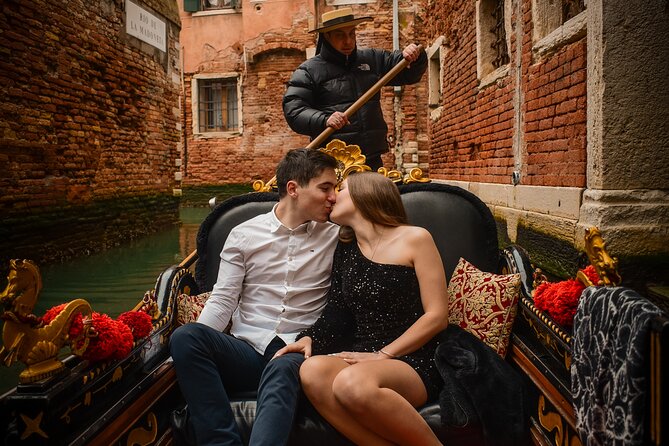 Luxurious Photoshoot in Venice - Ponte di Rialto: the classic start, minus the photo struggle