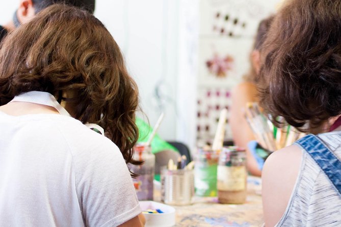 Mask-making workshop in the heart of Venice - The instructor style: guidance without stealing your creativity