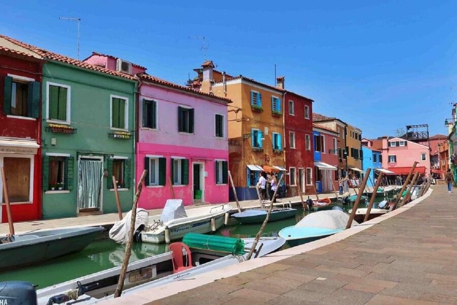 Murano & Burano: Boat Tour with Guide & Glass Factory Visit - Murano: The Glass Factory Visit and the One-Hour Reality Check