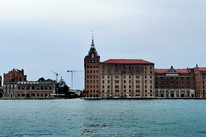 Off the Beaten Path Walk in Venice - Campo Santa Margherita and Campo San Barnaba: nightlife energy and movie magic