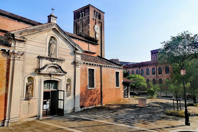 Off the Beaten Path Walk in Venice - Squero di San Trovaso: the craft behind gondolas