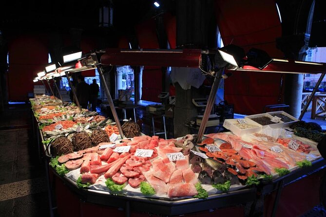 Old Taverns and Rialto Market Food Adventure (come hungry!) - Pescheria di Rialto: a toast and samples in the heart of Rialto eating