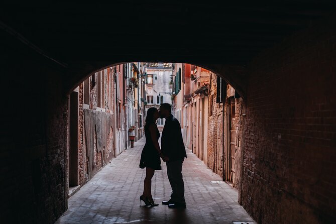 Photo shoot in Venice - A Venice Photo Shoot That Feels Romantic, Not Awkward
