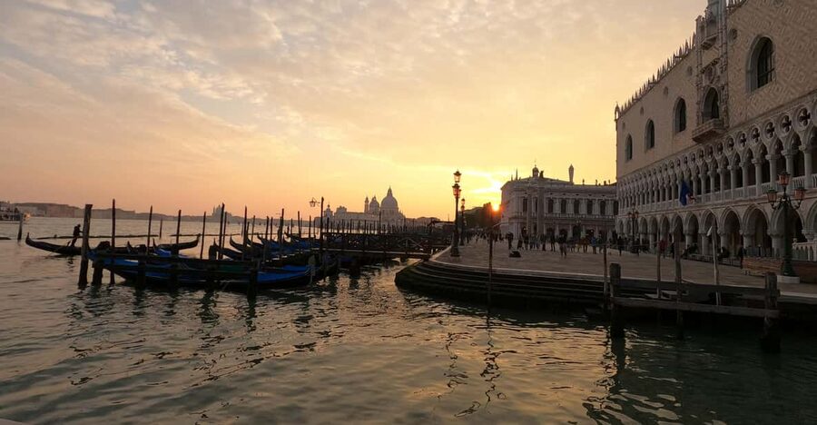 Photo with a professional photographer in Venice - Why this 1-hour Venice photo tour is worth it