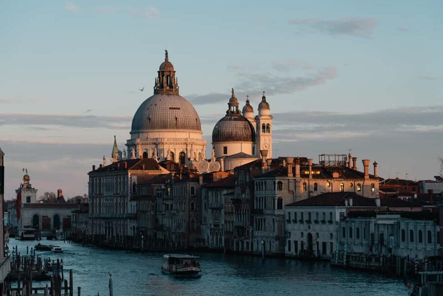 Photo workshop in Venice with a local photographer! - Composition, light, and storytelling with Konstantina