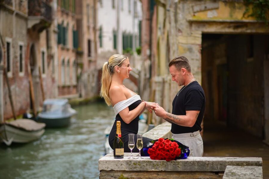 Photoshoot in Venice: Your Story, Our Lens - Book Now! - Meeting at the top of Rialto Bridge: private group flow that keeps you on track