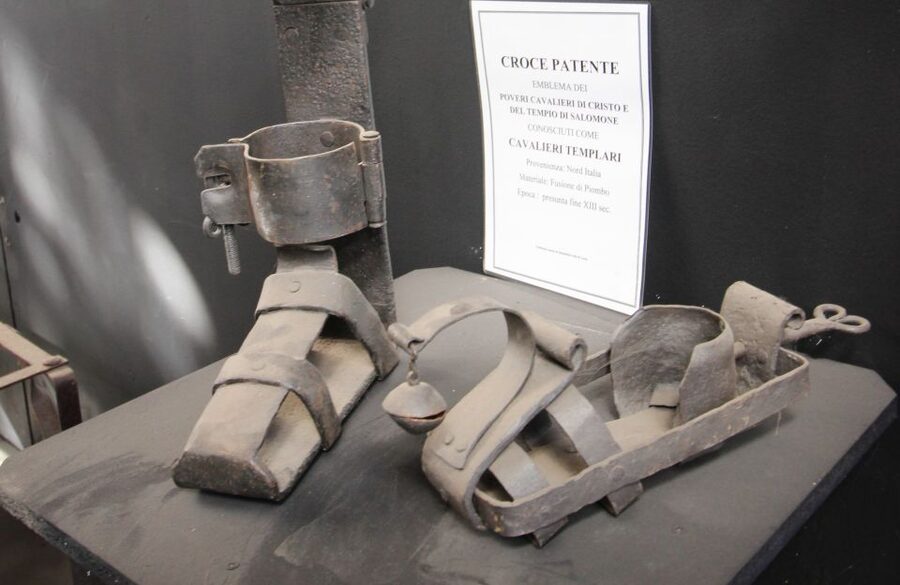 Prisons' Palace: Maleficia, Inquistion torture tools - Entering the Prisons’ Palace: the setting does half the work