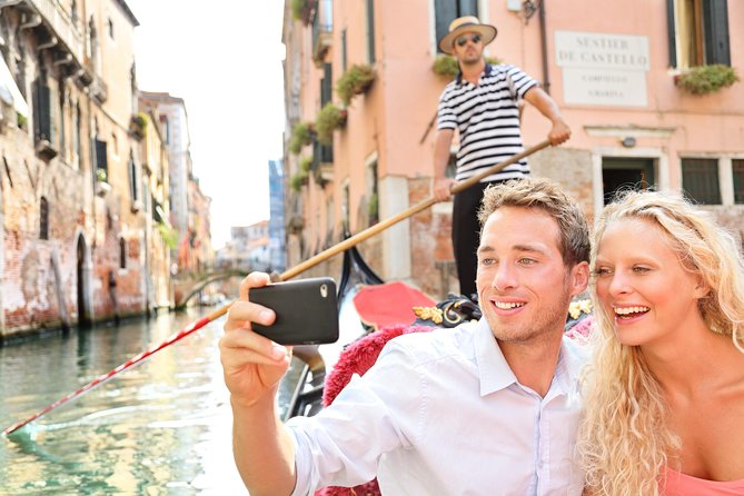 Private Crafted Gondola Ride on the Grand Canal - Gondolier vs Commentary: Why You Should Go With the Right Expectations