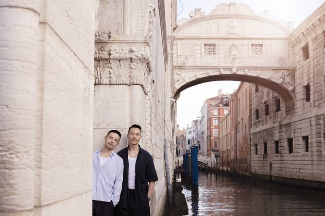 Private Gondola Ride and Photoshoot - Ponte dei Sospiri: the bridge for moody silhouettes and quick timing