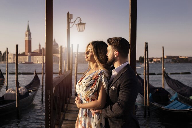Private Gondola Ride and Photoshoot - Rialto Bridge portraits: getting variety without sprinting