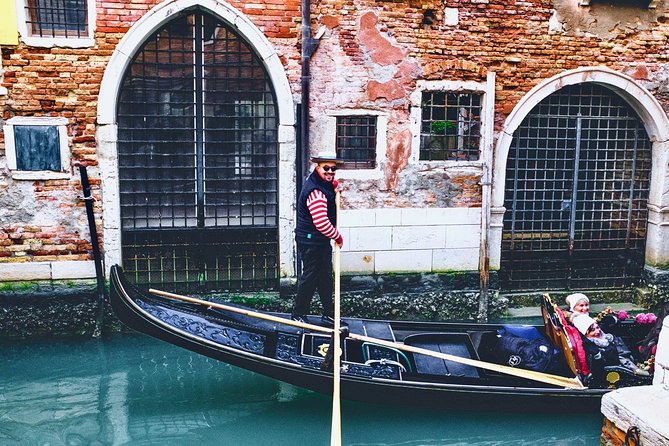 Private Gondola Ride in Venice - Seating, comfort, and photo chances for couples and small groups