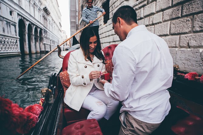 Private Gondola Ride with Professional Photographer in Venice - Meeting point at Caffè Rialto: how the session starts smoothly
