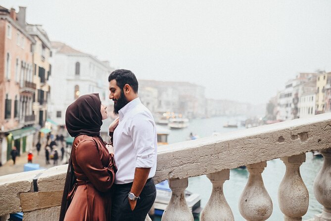 Private Photo Shoot in Venice with Gondola Ride Included - Crossing to Rialto and the Rialto Bridge photo look