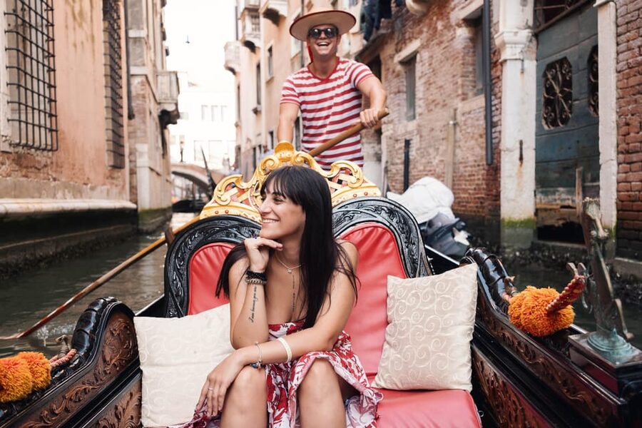 Private Photoshoot of Your Gondola Ride in Venice - Where the Venice Gondola Photoshoot Starts: San Zaccaria meeting point