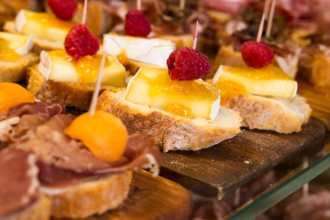 Private Secret Venice Tour; Rialto Market, San Polo & Food and Wine tasting - The osteria stop: cicchetti and wine without the tourist trap feel
