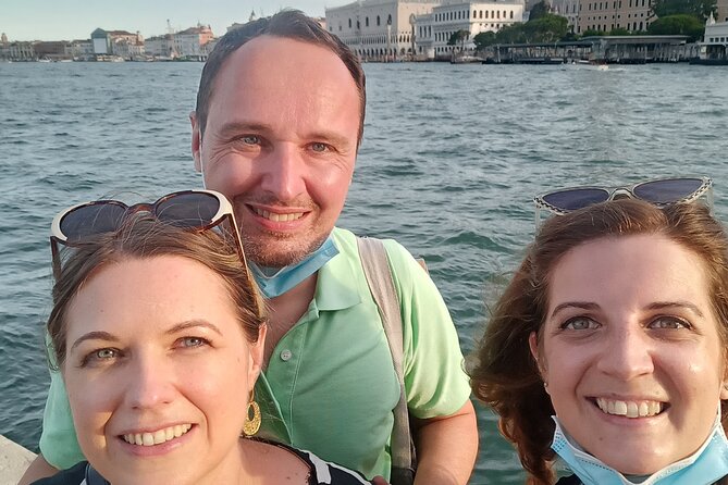 Private Venice Tour with a Local, Highlights & Hidden Gems, 100% Personalised - Stop 5: A secret canal-side path to a Rialto Bridge pier view