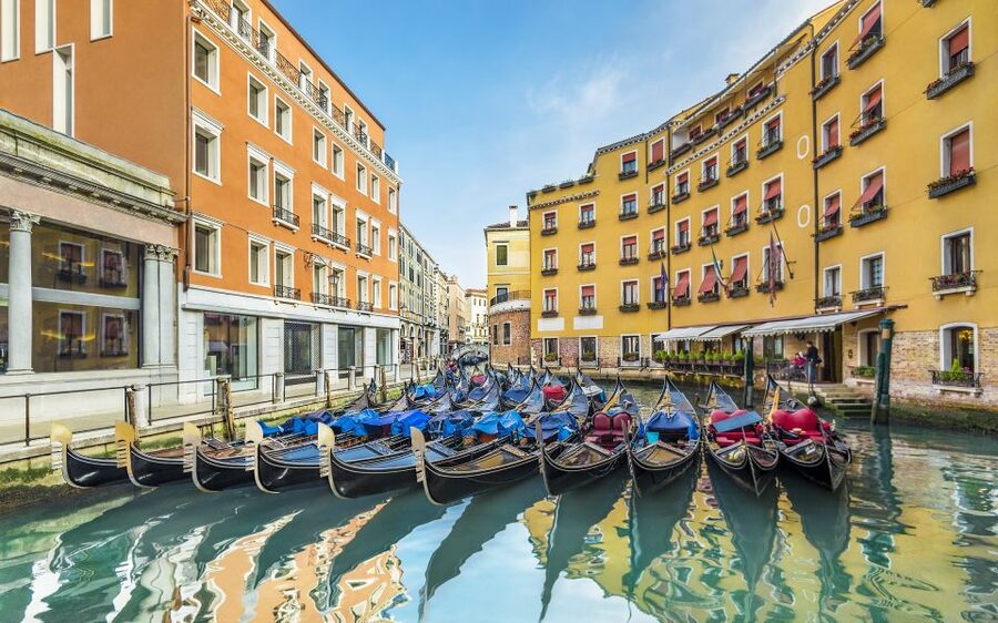 Ravenna Port to Venice with Deluxe Tour by Boat and Gondola - Rialto Bridge and the market area: local flavors without the pressure