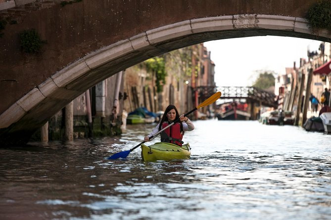 Real Venetian Kayak - Tour of Venice Canals with a Local Guide - The guide’s stories: what you gain besides movement
