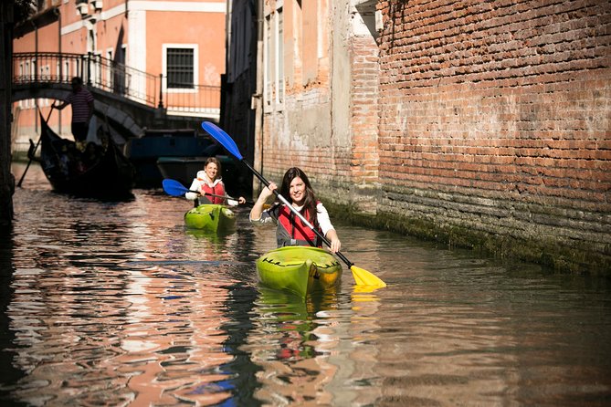 Real Venetian Kayak - Tour of Venice Canals with a Local Guide - Meeting at Calle Brazzo: what to expect in the first 20 minutes