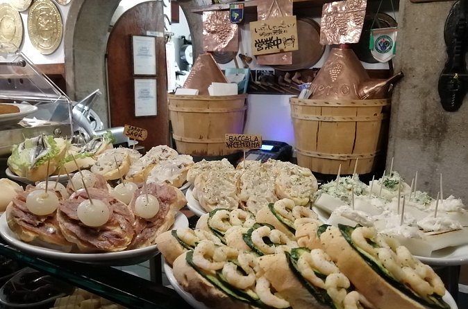 Rialto Farmers & Fish Market Food Tour in Venice with Wine Tasting & Sightseeing - Lunch and snacks: eating enough without getting stuck