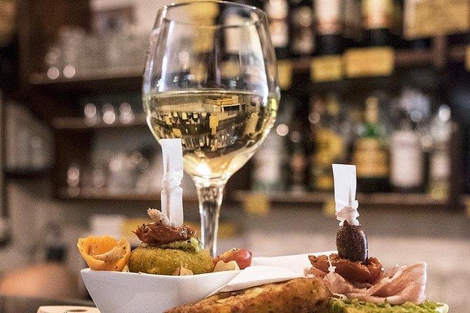 Rialto Market Food Tour: Wine Tasting and Sightseeing in Venice - The sightseeing side: learning Venice through how people eat